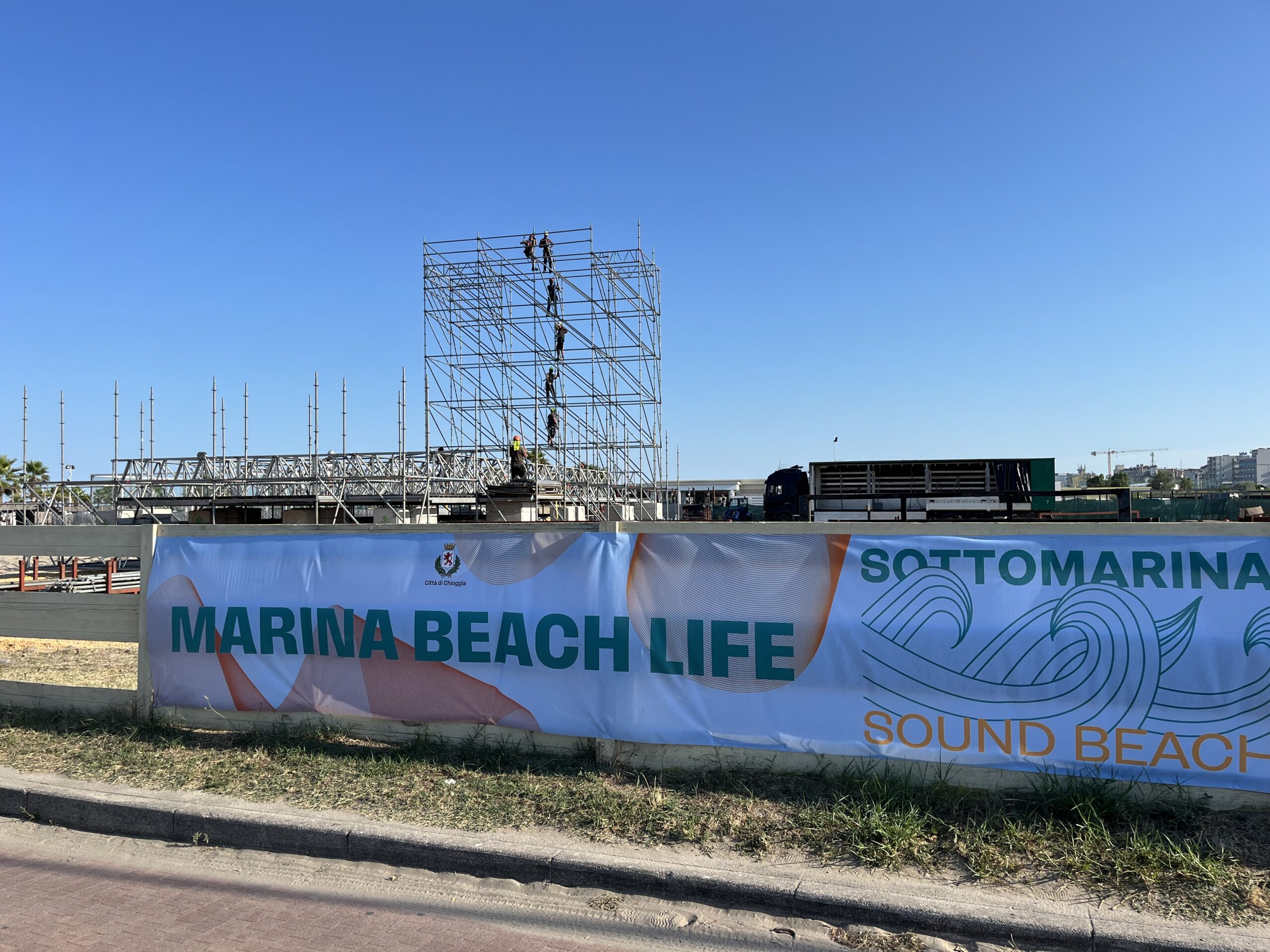 Sottomarina Sound Beach: Al via la costruzione del mega palco che ospiterà i concerti di Mahmood, Alfa ed Emma